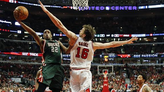 Pau Gasol, durante el partido ante los Bucks. 