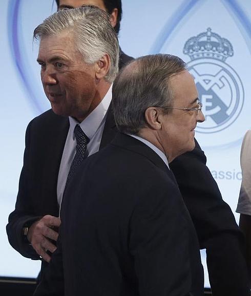 Carlo Ancelotti (i) se despide de Florentino Pérez en un acto. 