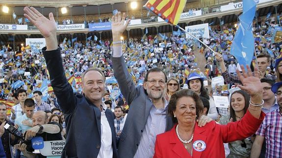 Rajoy (c), Fabra (i) y Barberá, en la plaza de toros de Valencia.