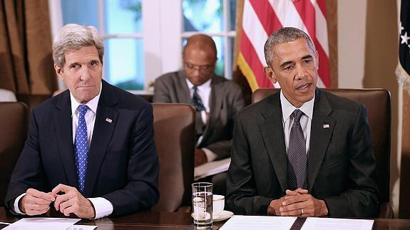 El presidente estadounidense, Barack Obama (d), acompañado del secretario de Estado, John Kerry.