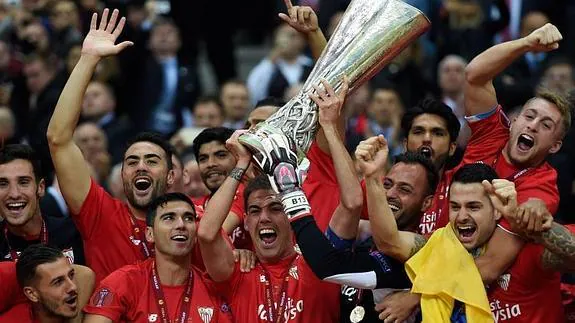 Navarro, capitán del Sevilla, levanta el trofeo.  AFP.