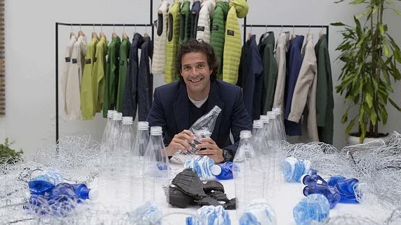Javier Goyeneche, fundador de Ecoalf, rodeado de la materia prima con la que elaboran sus tejidos reciclados.