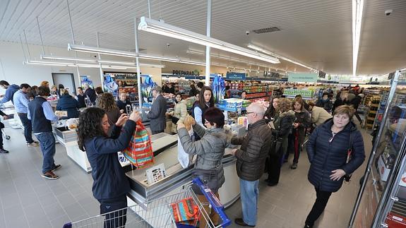 Clientes haciendo la compra en un supermercado. 