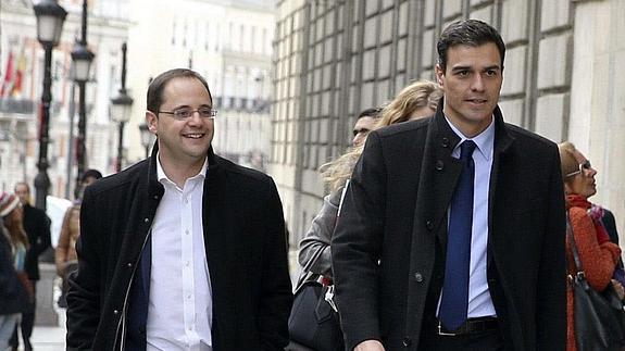 César Luena (izq.), junto a Pedro Sánchez. 