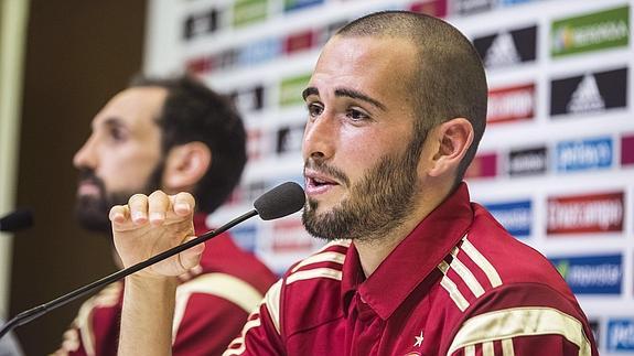 Aleix Vidal, en rueda de prensa con la selección. 