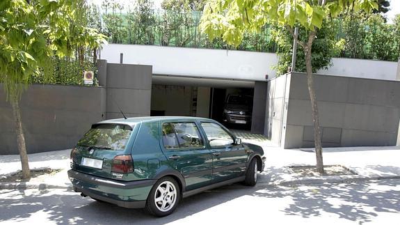 Un vehículo entrando en la residencia de Pedralbes. 