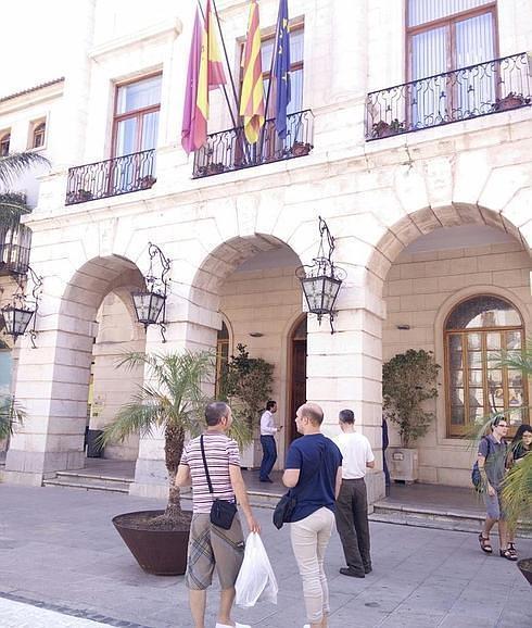 l Ayuntamiento de Gandia, en el momento de la entrada de la Guardia Civil. 