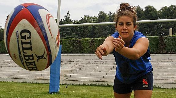 Patricia García lanza la pelota en el campo Central.