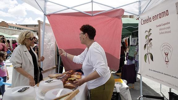 Carmena visita un mercado solidario.