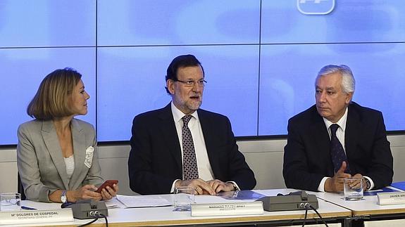 El presidente del Gobierno y del PP, Mariano Rajoy (c), acompañado de la secretaria general, María Dolores de Cospedal (i); y el vicesecretario de Autonomías y Ayuntamientos, Javier Arenas (d).