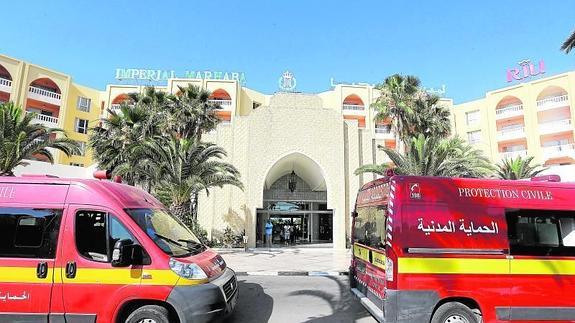 Vista de los vehículos sanitarios en la fachada del hotel mallorquín "Imperial Marhaba" de la cadena española Riu.