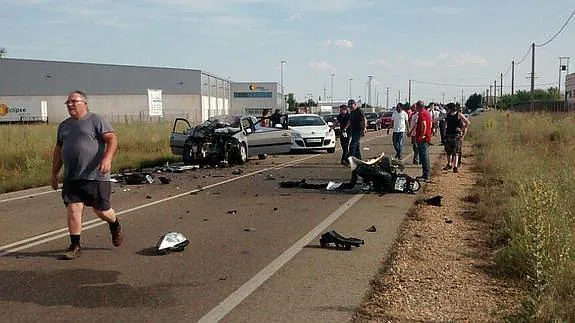 Fallecen cuatro personas en el choque entre un turismo y una moto en Valladolid