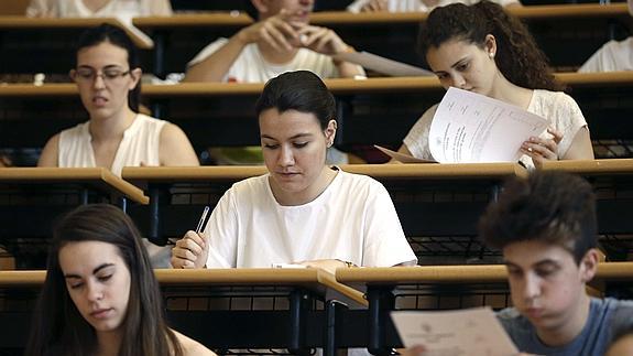 Estudiantes haciendo la Selectividad. 