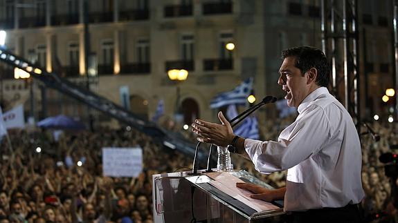 Tsipras se dirige ante la multitud que llena la plaza Syntagma de Atenas