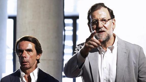 Aznar (izq.) y Rajoy, hoy en Guadarrama. 