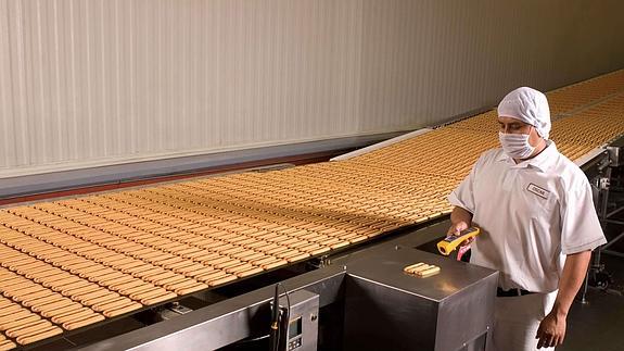 Un trabajador en la planta de producción de Bimbo en Ciudad de México.