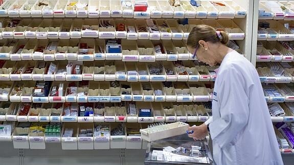 Una trabajadora en el servicio de farmacia de un hospital.