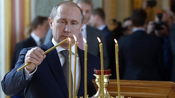 Putin enciende unas velas. 