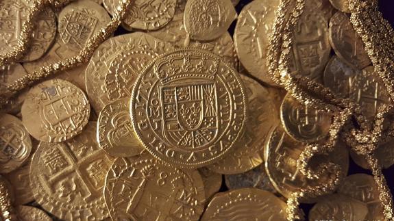 Monedas de oro halladas en los restos del barco español.