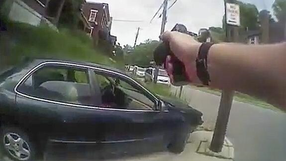 El policía, apuntando a Samuel Dubose.