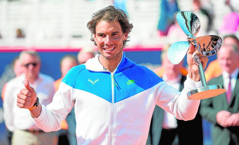 Rafa Nadal posa con el trofeo de campeón en Hamburgo. 