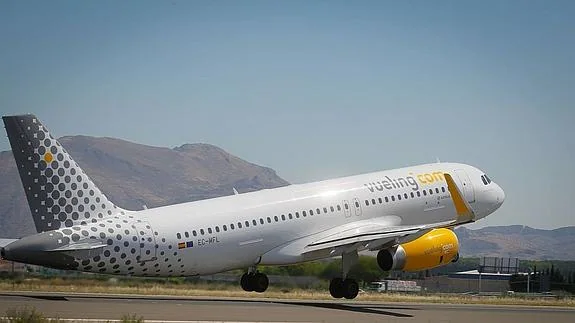 Avión de Vueling en el aeropuerto de Granada.