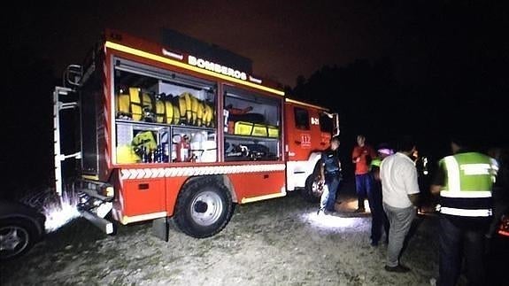 Los efectivos de rescate llegan al lugar donde cayó el cuerpo de la joven.