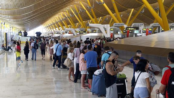 Viajeros en el aeropuerto Adolfo Suárez Madrid-Barajas.