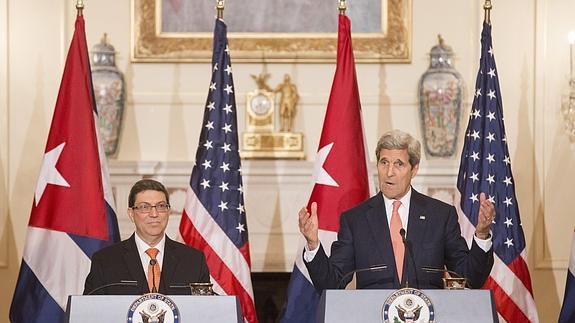 El secretario de Estado de EE UU, John Kerry (d), y el ministro cubano de Exteriores, Bruno Rodríguez (i).