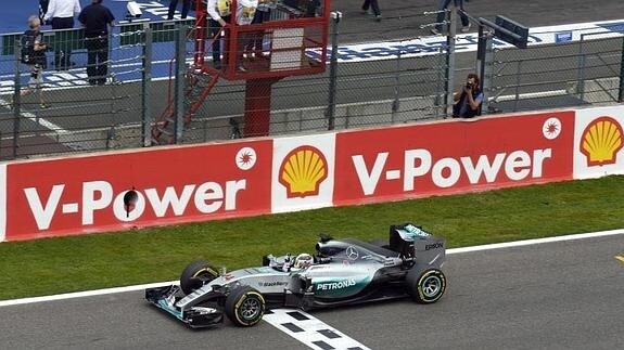 Lewis Hamilton cruza la línea de meta. 