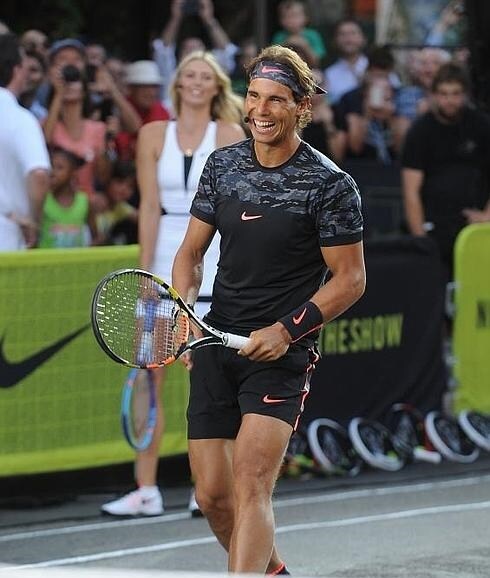 Rafa Nadal juega al 'strip-tenis' en centro Nueva | Comercio