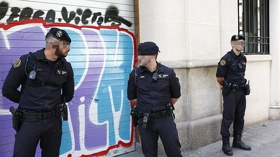 Un grupo de agentes, durante el registro de la sede de la fundación Catdem. 