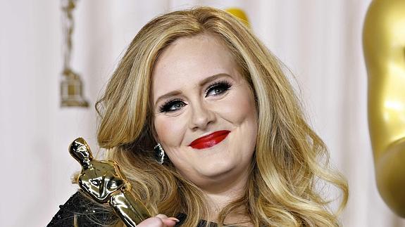 Adele posa con el Oscar a la Mejor Canción por 'Skyfall'. 