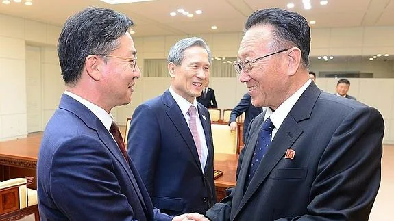 El ministro de Unificación de Corea del Sur, Hong Yong-pyo y el alto oficial norcoreano de Asuntos Intercoreanos, Kim Yang-gon.