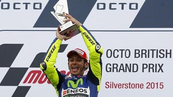 Valentino Rossi celebra su victoria. 