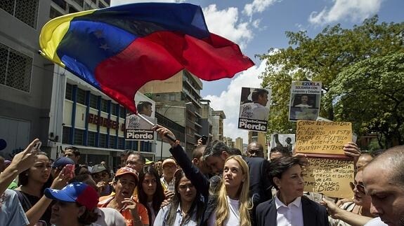 La esposa de Leopoldo López, Lilian Tintori, ondea una bandera de Venezuela. 