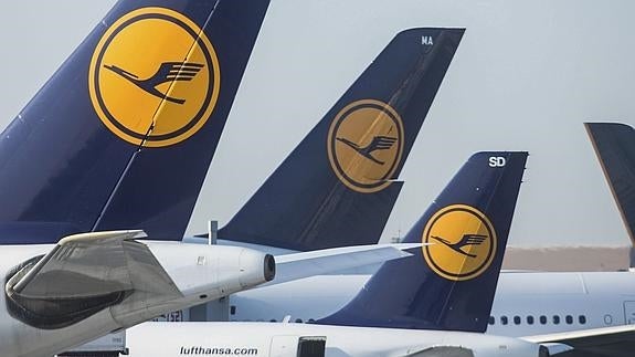 Aviones de Lufthansa aparcados en el aeropuerto de Fráncfort. 