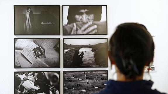 Una joven observa algunas de las fotografías de la exposición World Press Photo 2015.