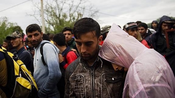 Varios inmigrantes en Tovarnik, Croacia.