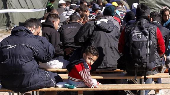 Refugiados esperan en un campamento cerca de la frontera croata-serbia. 