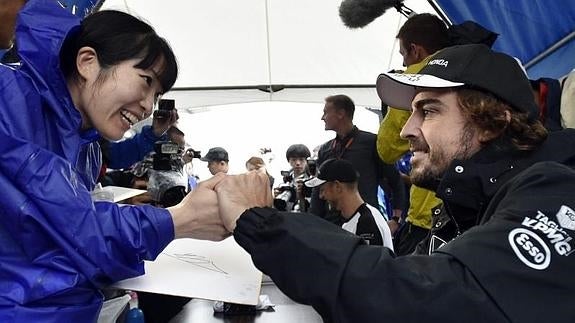 Fernando Alonso, con una aficionada japonesa. 