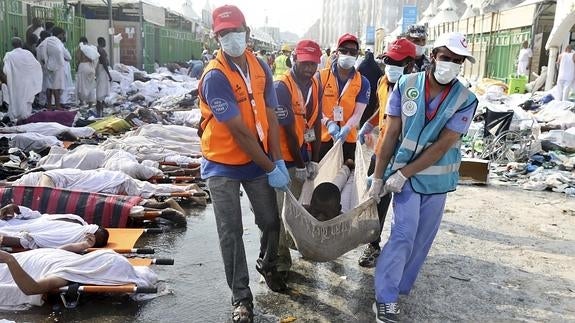 Los equipos de rescate siguen trasladando cuerpos de las víctimas. 