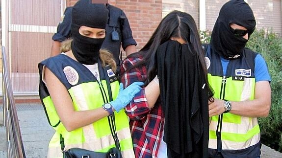 Joven detenida en septiembre en Figueres (Gerona) por realizar labores de apoyo logístico a favor del Estado Islámico. 