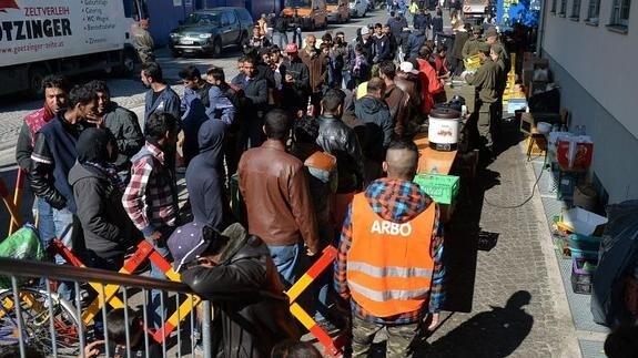 Refugiados esperan para cruzar la frontera austro-alemana. 