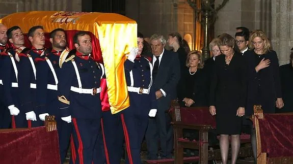 Las infantas Elena y Cristina (dcha,), durante el funeral.