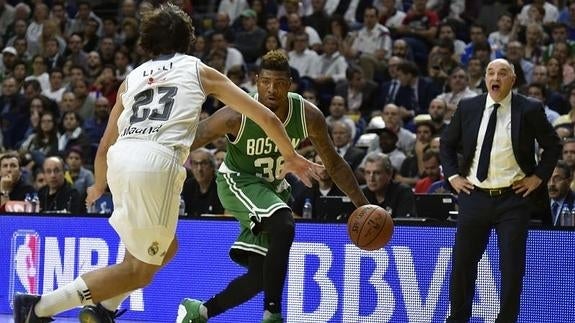 Llull, bajo la atenta mirada de Pablo Laso. 