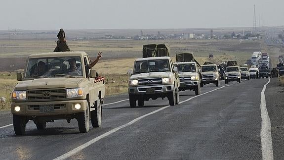 Milicianos kurdos marchan hacia los puestos fronterizos entre Siria y Turquía. 