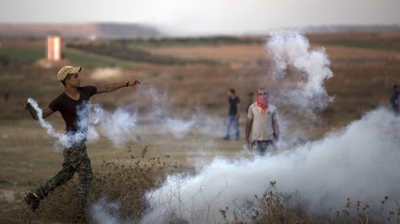 Palestinos se enfrentan a las fuerzas israelíes durante una protesta. 