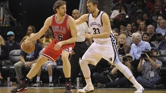 Pau Gasol (i) y Marc Gasol (d), durante el Bulls-Grizzlies. 