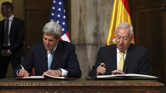 John Kerry y José Manuel García-Margallo firman el acuerdo. 